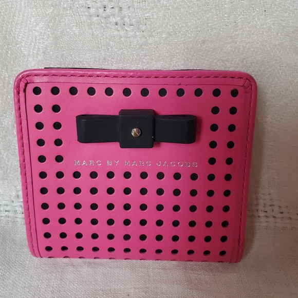 Marc Jacobs Sophisticato Disc Bow Emi Wallet in Pink and Black - Picture 1 of 11